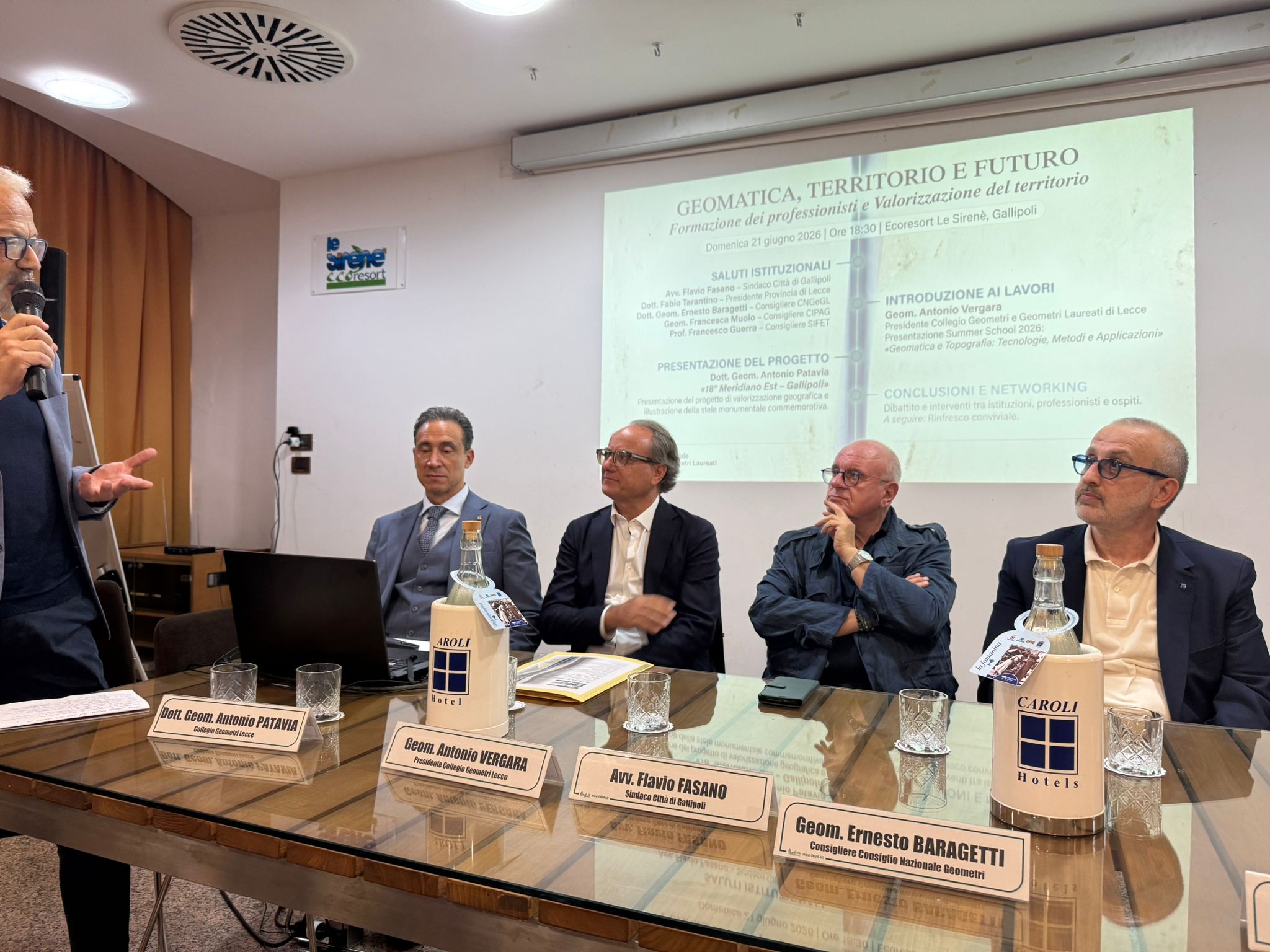 Giovani e territorio, Gallipoli inaugura la Summer School 2026 e presenta il progetto della Stele del 18° Meridiano Est